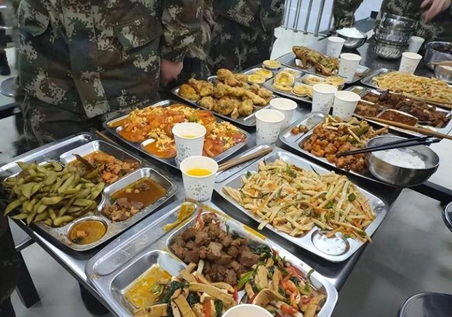 同样是几十块餐费我军顿顿有大鱼大肉为啥隔壁一顿几十吃饲料(图1)