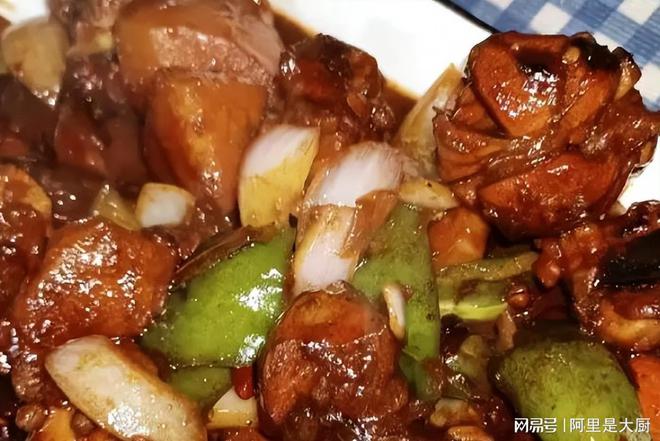 鸡肉绝绝子的风味吃法搭配洋葱和土豆炖一炖老少皆宜的家常菜(图3)